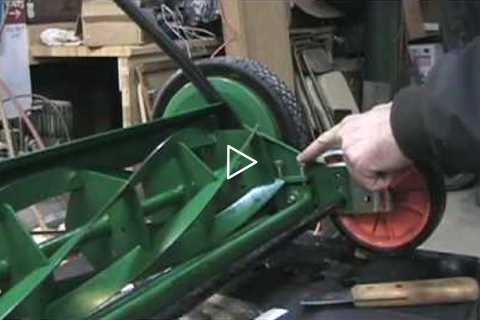 How a push reel mower works - Scotts Classic 20 example