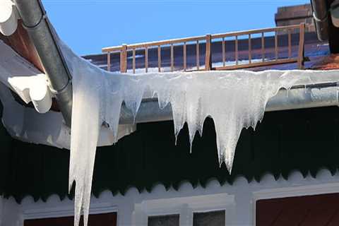 How ice dams form?